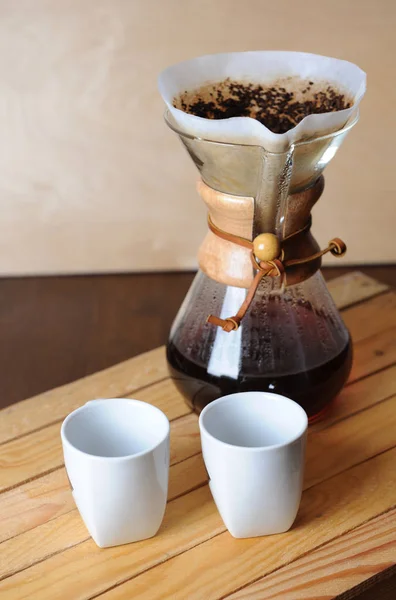 Альтернативное заваривание кофе с фильтром. Сельский фон, белые чашки — стоковое фото