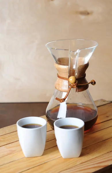 Альтернативное заваривание кофе с фильтром. Сельский фон, белые чашки — стоковое фото