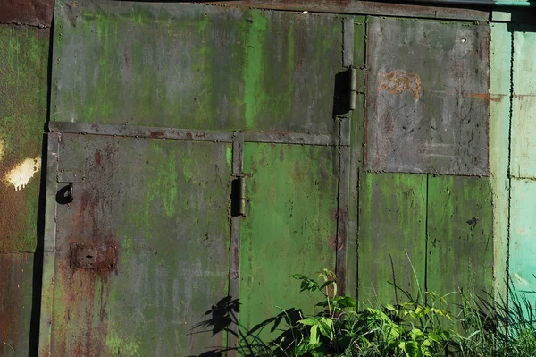 Grüne Metallstruktur mit Kratzern und Rissen — Stockfoto