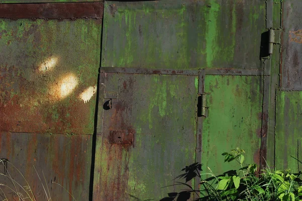 Grüne Metallstruktur mit Kratzern und Rissen — Stockfoto