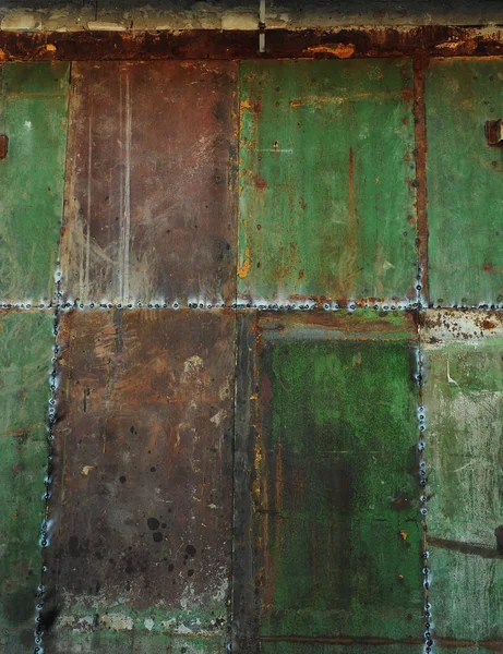 Çizikler ve çatlaklar ile yeşil metal doku