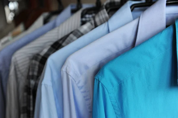 Camisas de hombre en perchas, azul, gris y a cuadros — Foto de Stock