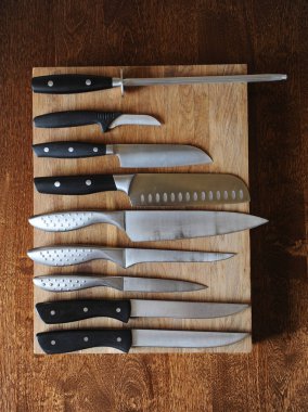 Mutfak bıçakları ve moussat üzerinde ahşap kesme tahtası, üstten görünüm