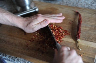 Biber ile doğrama işlemi eller mans. Arka planda güdük