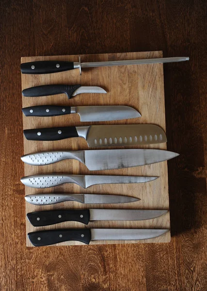 Mutfak bıçakları ve moussat üzerinde ahşap kesme tahtası, üstten görünüm