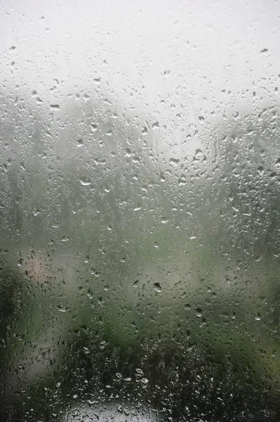 Regndroppar på glas bakgrunden — Stockfoto