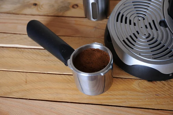 Чёрная кофеварка на деревянном фоне — стоковое фото