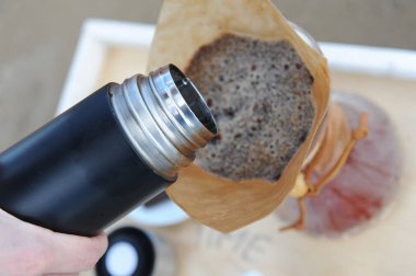 Alternatif bir tepsi kum plajındaki kahve bira için aksesuarlar. Filtre kahve termosu dökülür