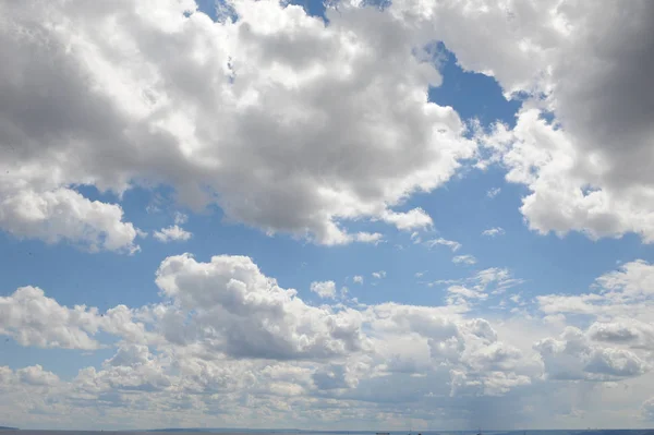 Blue bright sky with fluffy cumulus clouds — Stock Photo, Image