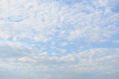 Bulutlu mavi gökyüzü