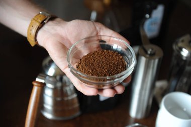 Taze çekilmiş kahve bir cam kaba elinde, yakın çekim