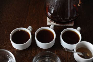 Üç beyaz fincan kahve tadım tarih ile