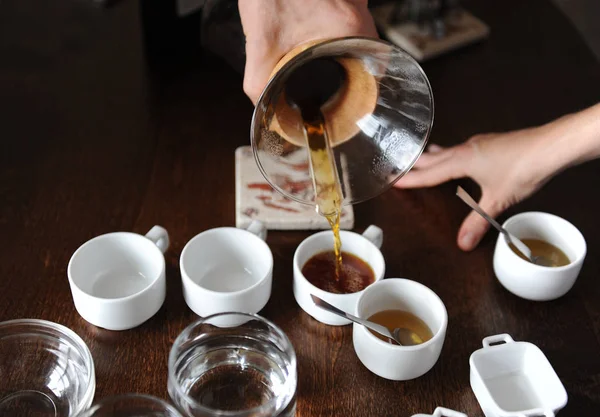 El proceso de la taza de café. El café se vierte en tazas de degustación — Foto de Stock