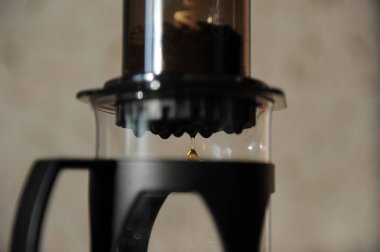 Filtre yakın çekim, bireysel aracılığıyla kahve damlar damla