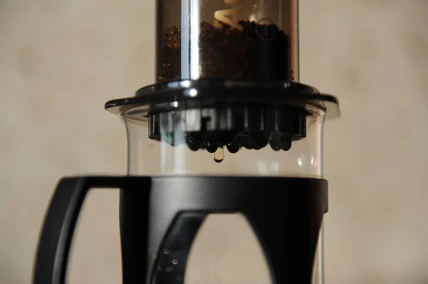 Kawy kapie poprzez zbliżenie filtr, poszczególne krople — Zdjęcie stockowe