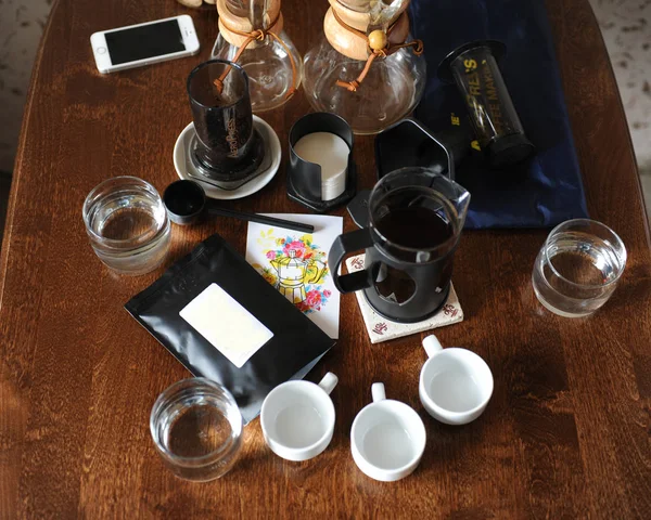 Аксессуары для кофе на темном деревянном столе — стоковое фото