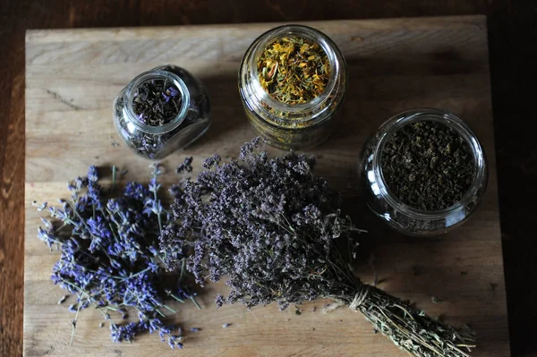 Przygotowywania herbat ziołowych i suszonych kwiatów na płycie — Zdjęcie stockowe