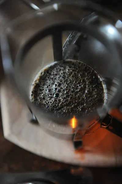 The process of brewing coffee. Coffee blooms in the french press. Close-up — Stock Photo, Image