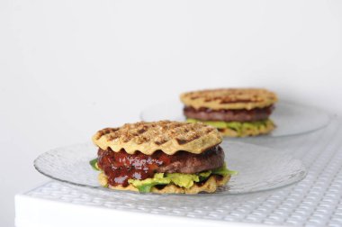 Sığır eti ile Burger, Guakamole, vişne sosu, patates topuz ızgara pirzola. Beyaz arka plan