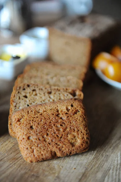 Il pane azzimo fresco fatto in casa sul lievito viene affettato su una tavola di legno. Servizio di prima colazione — Foto Stock