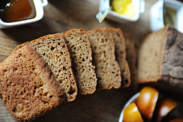 Pan fresco sin levadura casero en la levadura se corta en rodajas en una tabla de madera. Servir el desayuno —  Fotos de Stock