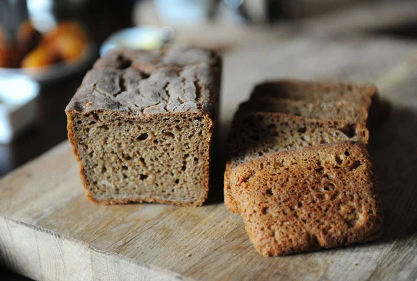 Čerstvý domácí nekvašené chleby, na kvásek je rozdělena na dřevěné desce. Servírování snídaně — Stock fotografie