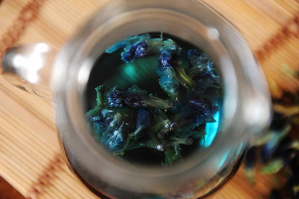 Thé bleu thaï ancan brassé dans un bocal en verre. Vue de dessus, gros plan — Photo