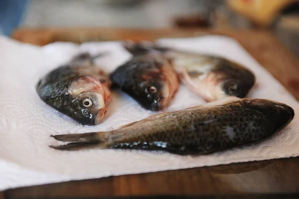 Surowe ryby świeże całości na cięcia pokładzie. Proces gotowania. — Zdjęcie stockowe