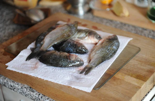 Surowe ryby świeże całości z składników na cięcia pokładzie widok z góry. Cebulę, czosnek, warzywa i przyprawy — Zdjęcie stockowe