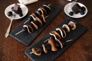 Şişleri mini krep ve üzüm kayrak plakaları ile. Arka planda filtre kahve.