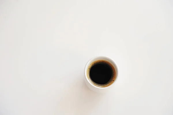 Καφές Espresso σε λευκό κύπελλο σε λευκό φόντο, απομονωμένος. Άνω όψη — Φωτογραφία Αρχείου
