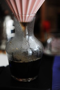 Origami filtresi cam sürahiye kahve damlatıyor. Elektronik ölçek. Alternatif manuel demleme