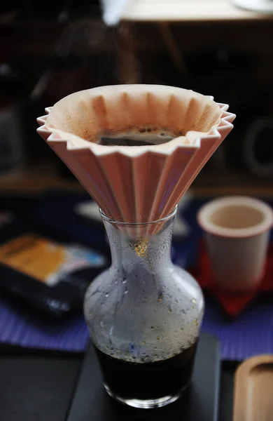 Фильтр Оригами капает кофе в стеклянный графин. Электронная шкала. Альтернативное ручное пивоварение — стоковое фото