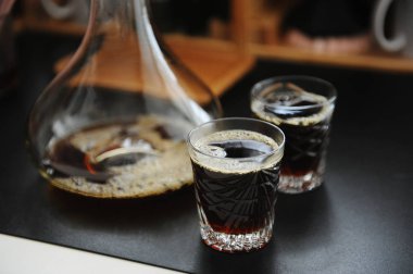 Sürahide servis edilen siyah filtre kahve ve iki bardak. Üçüncü dalga özel estetik.