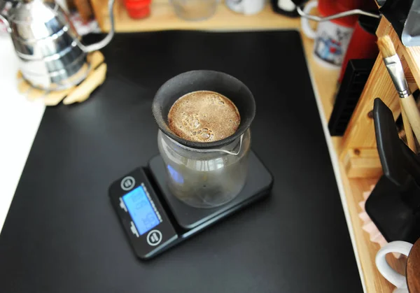 Черный пористый керамический безбумажный кофейный фильтр на стеклянном кувшине. Гусиный чайник. Электронная шкала. Ручное пивоварение — стоковое фото