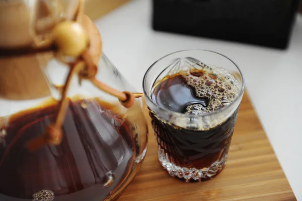 Filtro de café pour-over servido em vidro de cristal e decantador em placa de bambu. Terceira onda estética especialidade — Fotografia de Stock