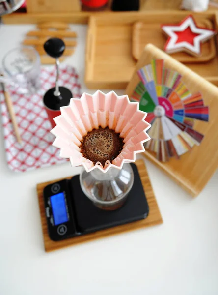 Альтернативное ручное пивоварение. Наливание воды в кофе в розовый керамический оригами капельница с бумажным фильтром волны. Вид сверху — стоковое фото