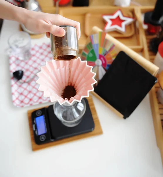 Альтернативное пивоварение натюрморт. Залить молотый кофе в розовый керамический оригами капельница с фильтром волны бумаги . — стоковое фото