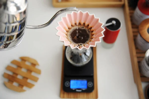 Альтернативное ручное пивоварение. Залить воду в кофе в розовый оригами капельница с волновой бумажный фильтр. Вид сверху — стоковое фото