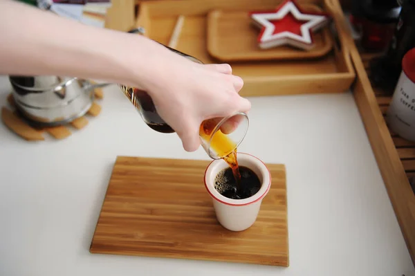 Elaboración manual de bodegones. Verter el café de filtro de decantador en la taza. Tablero de bambú. Tercera ola estética de la especialidad — Foto de Stock