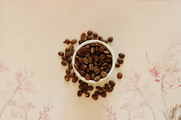 Chińska specjalność kawy. Pieczona fasola w białym kubku i na tradycyjnym chińskim tle wzór. Widok z góry — Zdjęcie stockowe