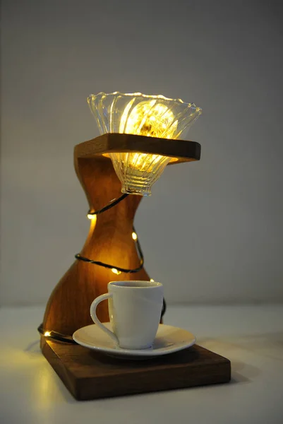 Kreatywna Ręcznie Robiona Lampa Wykonana Stojaka Kawowego Kroplówki V60 Świateł — Zdjęcie stockowe