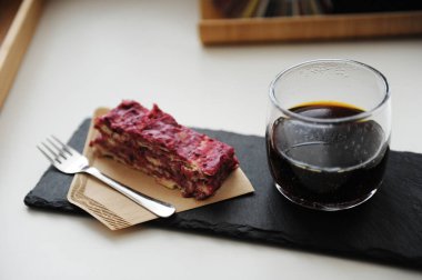 Sade kahve ve tatlı servisi. Tahta tahta, Napolyon Millefeuille 'in vejetaryen pastası ve kağıt kahve filtresi. Vejetaryen ve özel kahve estetiği.