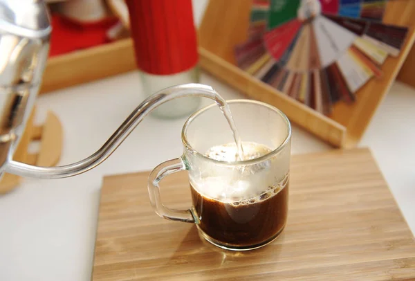 Bardakta Kahve Yapıyorum Kaz Boynu Çaydanlığından Akan Taze Öğütülmüş Kahveyle — Stok fotoğraf