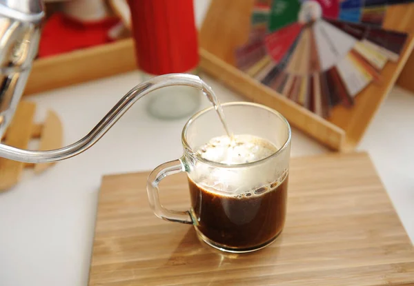 Koffie Zetten Mok Water Uit Kippenhals Ketel Gieten Een Glazen — Stockfoto