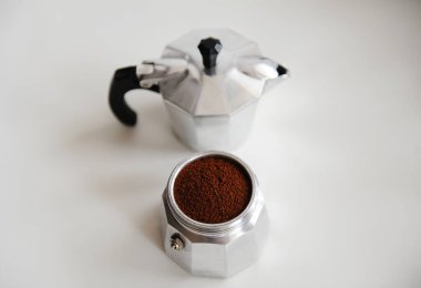 İtalyan kahve makinası beyaz arka planda moka pot izole edilmiş