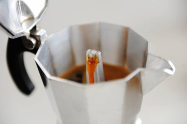 İtalyan espresso makinesinde demlenen kahve, yakın plan.