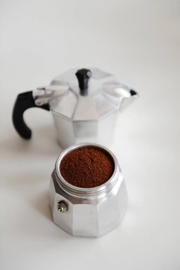 Beyaz arka planda Moka pot İtalyan kahve makinesi
