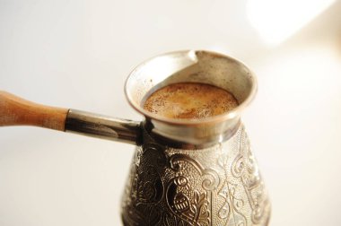 Fıçıda Türk kahvesi hazırlıyorum. Beyaz arkaplan izole