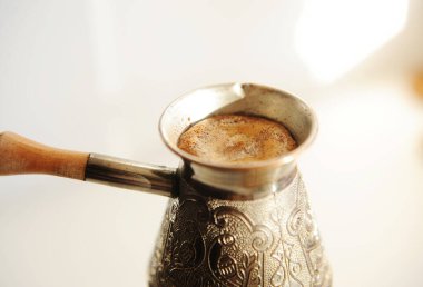 Fıçıda Türk kahvesi hazırlıyorum. Beyaz arkaplan izole